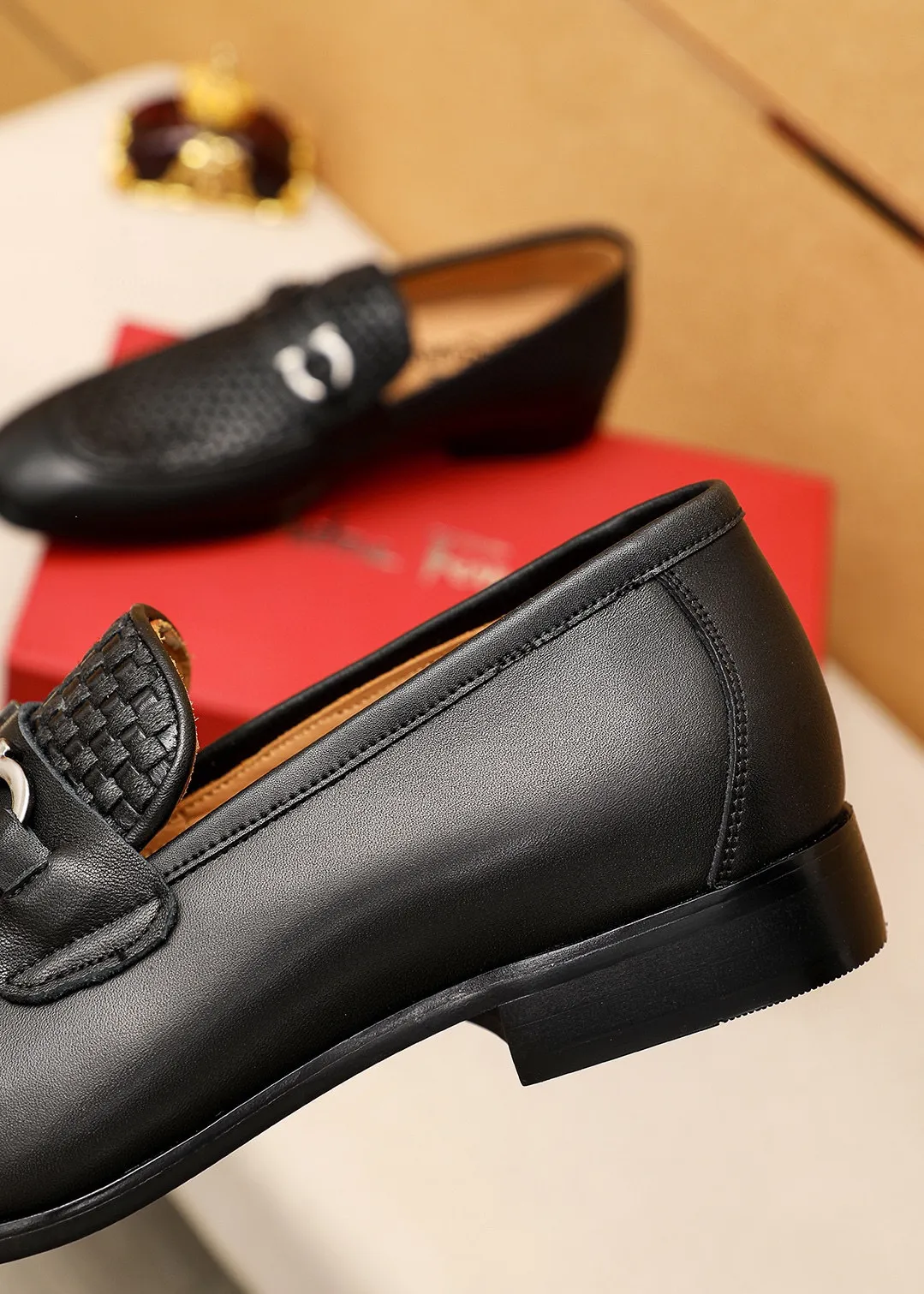 Men's shoes 💰442 💐 Product trademark: Ferragamo "Ferragamo" casual leather shoes Regular size: 38-44 (45.46🉑️customized) Product materials: Selected imported first-layer calfskin embossed upper + original hardware buckle, imported water-dyed cow leather lining. Strong three-dimensional visual effect, combined outsole Color: 1⃣️color optional